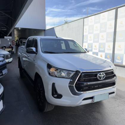 TOYOTA HILUX 2.8 D-4D TURBO DIESEL CD SRV 4X4 AUTOMÁTICO TOYOTA HILUX 2.8 D-4D TURBO DIESEL CD SRV 4X4 AUTOMÁTICO
